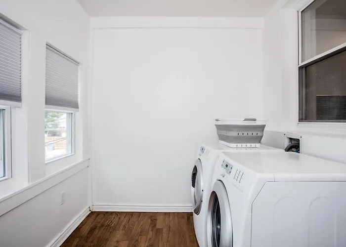 King Bed, Great Wifi, United Center, Walk To Train Apartment *
