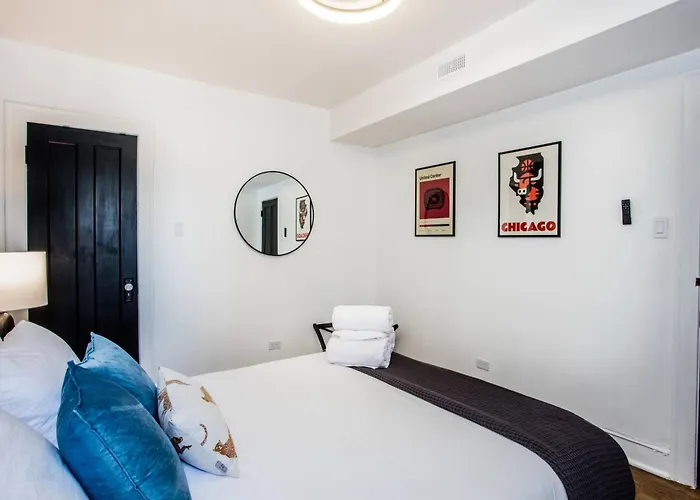 King Bed, Great Wifi, United Center, Walk To Train Apartment *