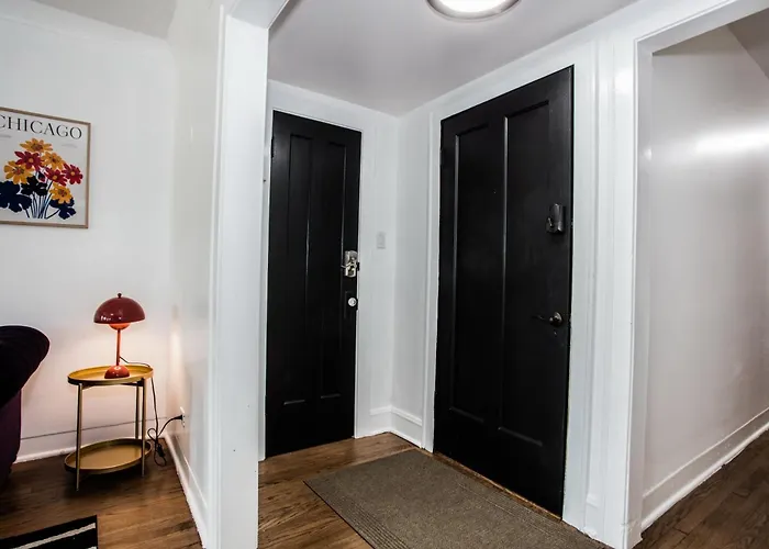 King Bed, Great Wifi, United Center, Walk To Train Apartment Chicago