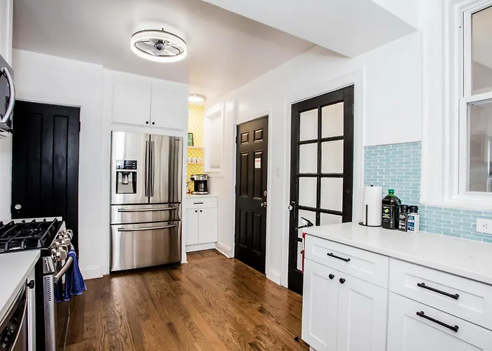 King Bed, Great Wifi, United Center, Walk To Train Apartment