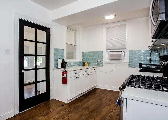 King Bed, Great Wifi, United Center, Walk To Train Apartment Chicago