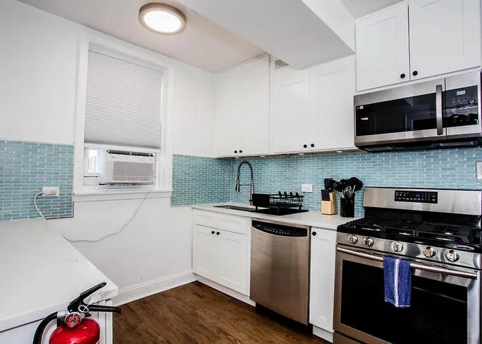 King Bed, Great Wifi, United Center, Walk To Train Apartment Chicago