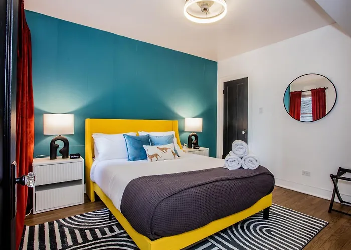 King Bed, Great Wifi, United Center, Walk To Train Chicago