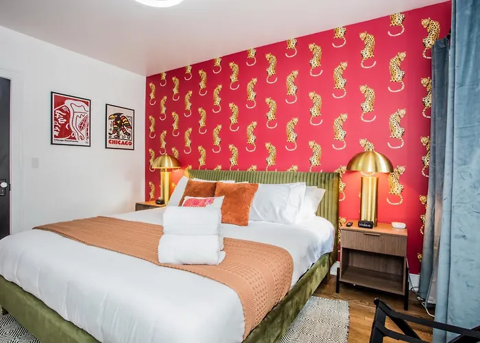 King Bed, Great Wifi, United Center, Walk To Train Apartment *