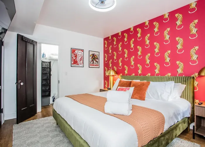 King Bed, Great Wifi, United Center, Walk To Train Apartment *