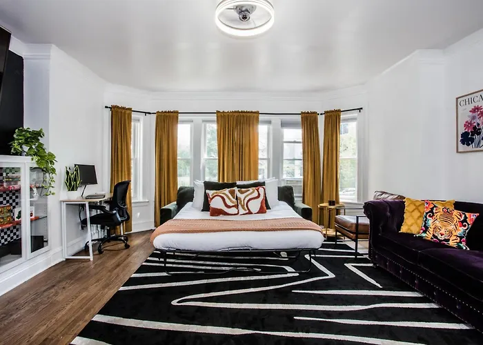 King Bed, Great Wifi, United Center, Walk To Train Apartment Chicago