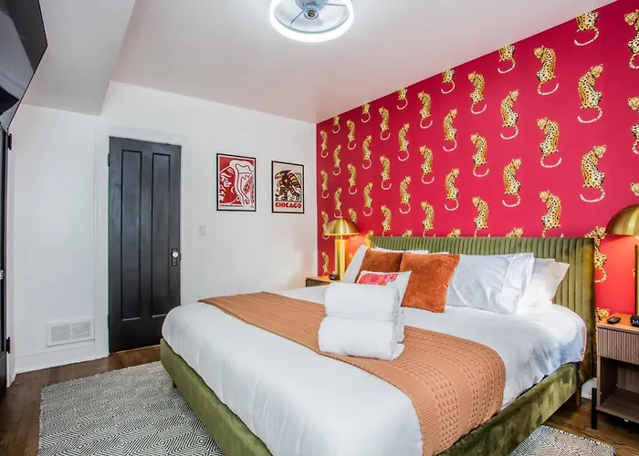 King Bed, Great Wifi, United Center, Walk To Train Apartment *