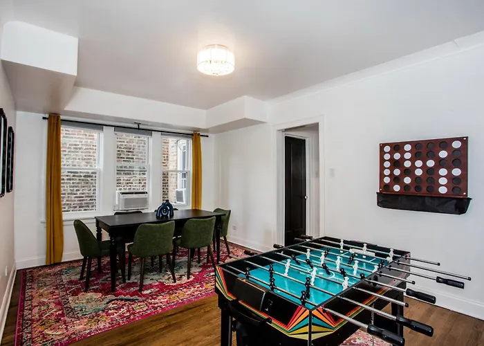 King Bed, Great Wifi, United Center, Walk To Train Apartment