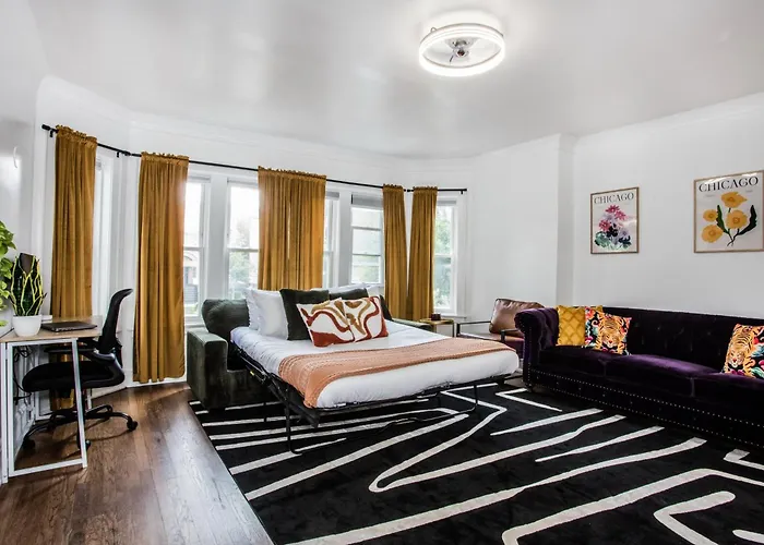 King Bed, Great Wifi, United Center, Walk To Train Apartment *